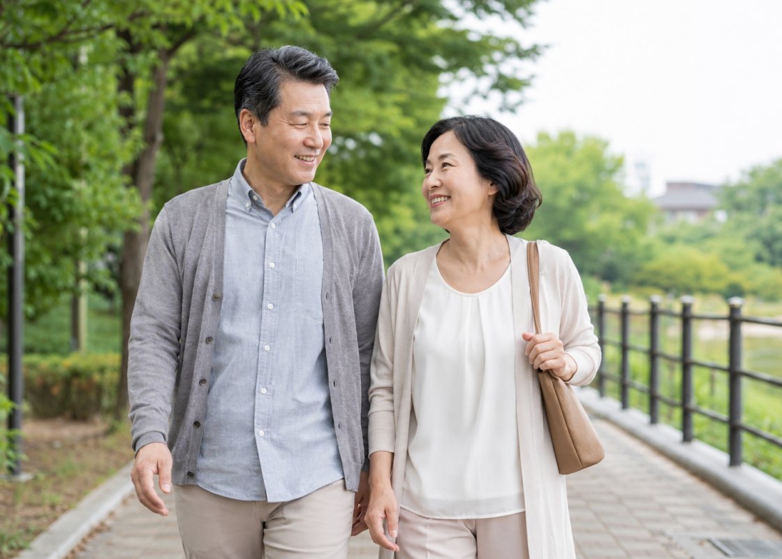 편하게 걷는 노부부